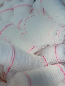 Rolos de atadura sendo fabricados