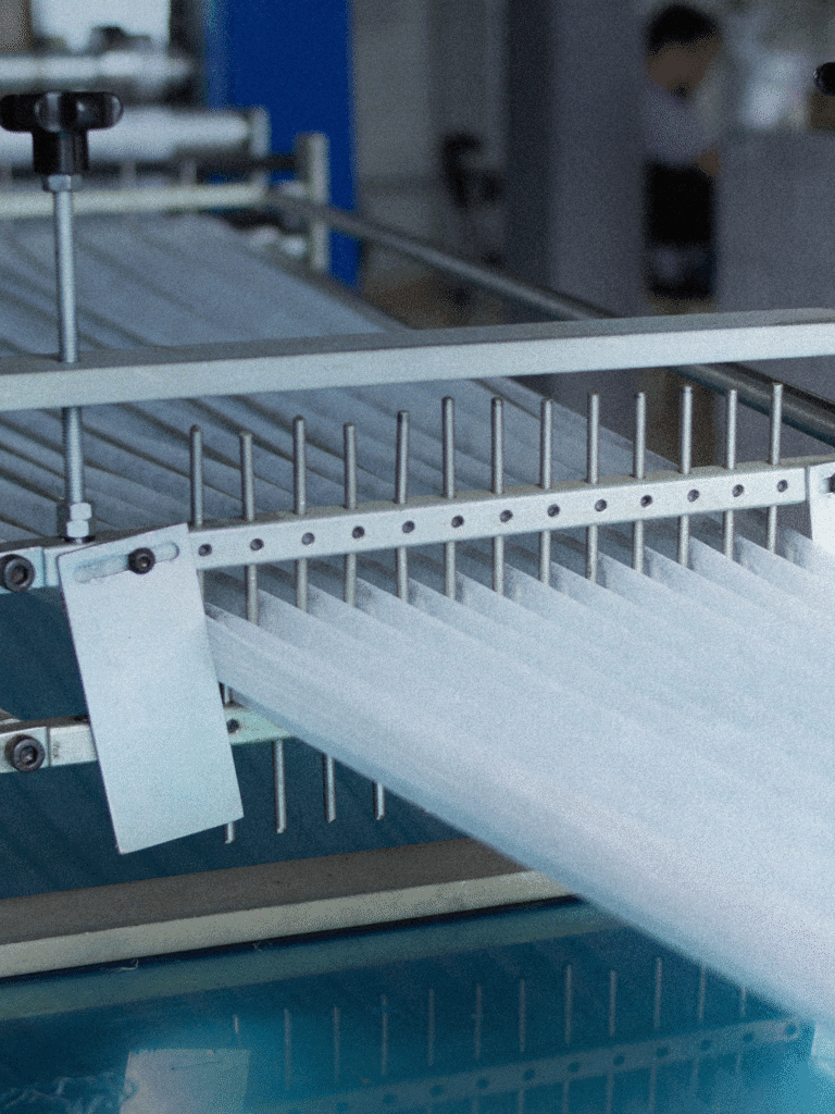 Máquina fabricando lençol sanfonado