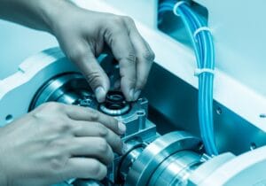 Fazendo manutenção em uma máquina industrial