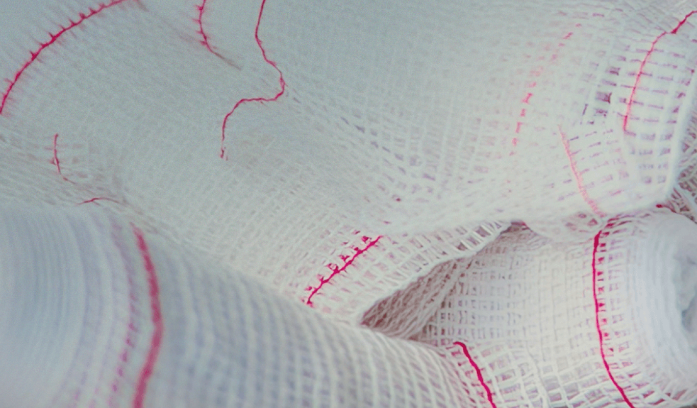 Rolos de atadura sendo fabricados