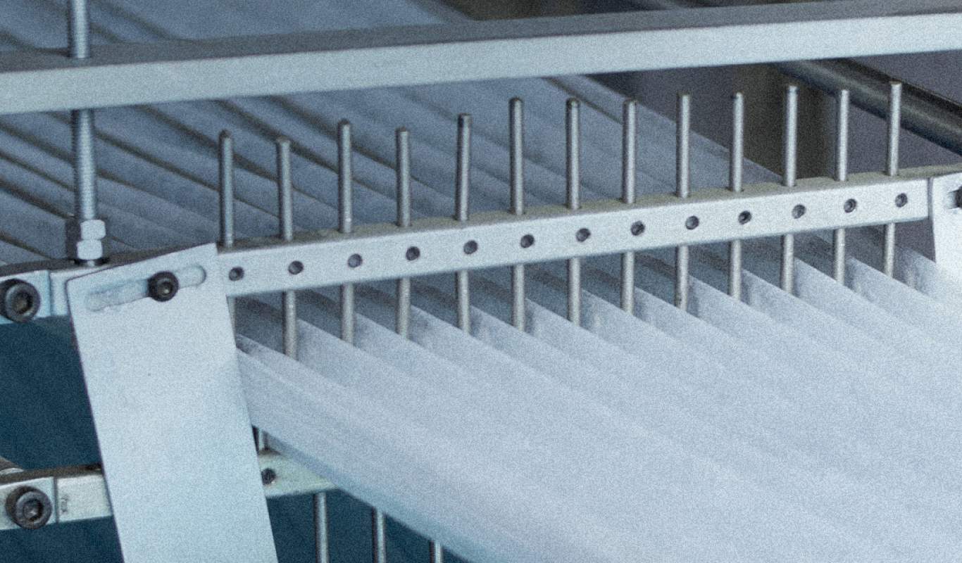 Máquina fabricando lençol sanfonado