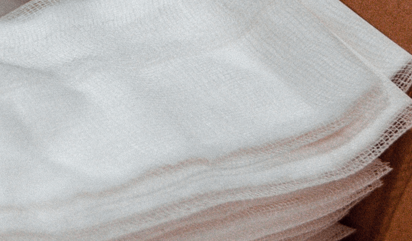 compressas algodonadas sendo fabricadas